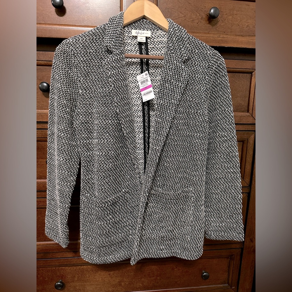 Ladies Macy Style & Co. NWT black and white blazer. Size PP.